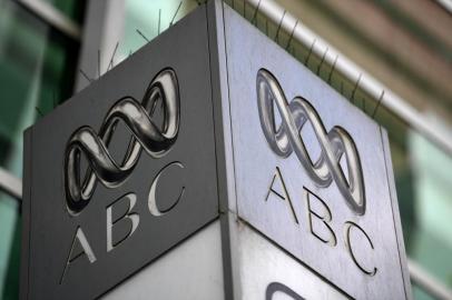  (FILES) In this file photo taken on September 27, 2018 the logo for Australias public broadcaster ABC is seen at its head office building in Sydney. - Australian police raided the headquarters of public broadcaster ABC on June 5, 2019, the second high-profile probe into news outlets in 24 hours, amid a crackdown on sensitive leaks. (Photo by Saeed KHAN / AFP)Editoria: POLLocal: SydneyIndexador: SAEED KHANSecao: mediaFonte: AFPFotógrafo: STF