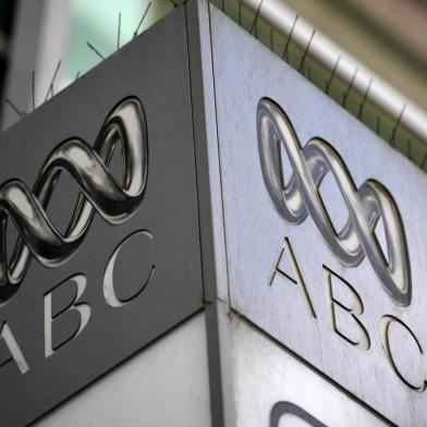  (FILES) In this file photo taken on September 27, 2018 the logo for Australias public broadcaster ABC is seen at its head office building in Sydney. - Australian police raided the headquarters of public broadcaster ABC on June 5, 2019, the second high-profile probe into news outlets in 24 hours, amid a crackdown on sensitive leaks. (Photo by Saeed KHAN / AFP)Editoria: POLLocal: SydneyIndexador: SAEED KHANSecao: mediaFonte: AFPFotógrafo: STF