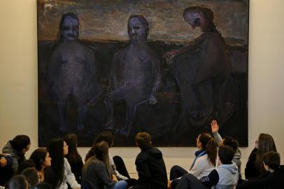  PORTO ALEGRE - BRASIL - Alunos do Ensino Médio do Colégio Maria Imaculada vão ao museu Iberê Camargo para discutir a atenção dos alunos e a arte em diversas disciplinas como sociologia, artes e literatura.(FOTO: LAURO ALVES)