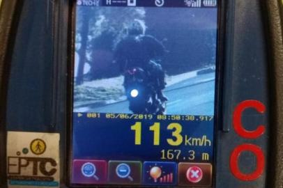 Motociclista flagrado a 113 km/h. Foto: EPTC/Divulgação