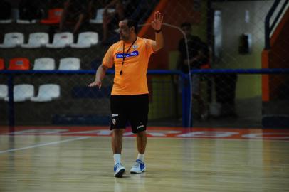 CARLOS BARBOSA, 04/05/2019. Treino da ACBF para a Liga Nacional de Futsal. Na foto, técnico Marquinhos Xavier. (Porthus Junior/Agência RBS)