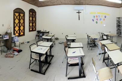  CAXIAS DO SUL, RS, BRASIL, 05/06/2019. Alunos da Escola Municipal Professora Arlinda Lauer Manfro estão tendo aula em capela mortuária  na localidade de São João da 4ª Légua, em Galópolis. A transferência é por causa da necessidade de uma reforma no prédio do colégio. (Porthus Junior/Agência RBS)