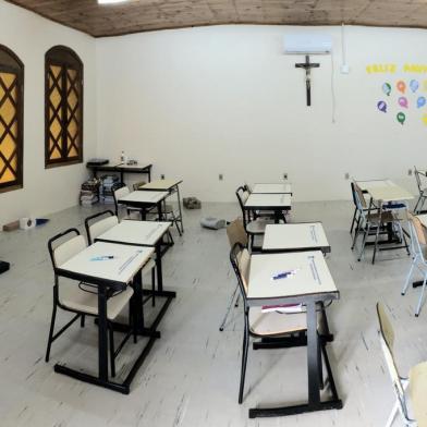  CAXIAS DO SUL, RS, BRASIL, 05/06/2019. Alunos da Escola Municipal Professora Arlinda Lauer Manfro estão tendo aula em capela mortuária  na localidade de São João da 4ª Légua, em Galópolis. A transferência é por causa da necessidade de uma reforma no prédio do colégio. (Porthus Junior/Agência RBS)