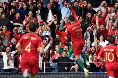  Portugals forward Cristiano Ronaldo celebrates after scoring a goal during the UEFA Nations League semi-final football match between Portugal and Switzerland at the Dragao stadium in Porto on June 5, 2019. (Photo by MIGUEL RIOPA / AFP)Editoria: SPOLocal: PortoIndexador: MIGUEL RIOPASecao: soccerFonte: AFPFotógrafo: STR