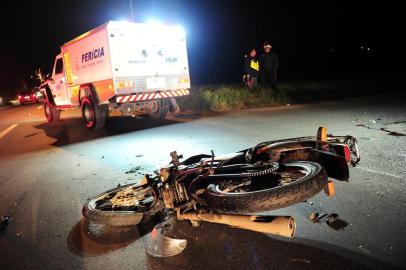  CAXIAS DO SUL, RS, BRASIL, 05/06/2019. Vítima de acidente de trânsito - Acidente entre uma motocicleta e um caminhão na RSC-453, Km 0, próximo ao viaduto torto. O motoqueiro Odair Soccol, 42, morreu no local. Ele pilotava uma Honda CG Titan prata, placa IJQ-9617. (Porthus Junior/Agência RBS)