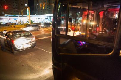  PORTO ALEGRE, RS, BRASIL - 05/06/2019ônibus da Susepe bate na traseira de carro de civil na avenida Ipiranga