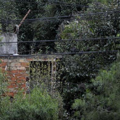  CAXIAS DO SUL, RS, BRASIL - 20/05/2019 - Moradores reclamam de acúmulo de lixo em terreno na Rua Garibaldi em Caxias (FOTO: ANSELMO CUNHA/AGENCIA RBS)