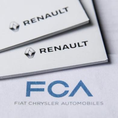 (FILES) In this file photo taken on May 27, 2019 shows the logos of Italian-US carmaker Fiat Chrysler Automobiles (FCA) and French auto maker Renault. - Carmaker Fiat Chrysler withdrew an offer to merge with Renault on June 5, 2019, after the French auto company postponed its decision on the project, two sources close to the negotiations told AFP. (Photo by MARCO BERTORELLO / AFP)