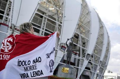 PORTO ALEGRE, RS, BRASIL, 04-06-2019: A maquiadora e torcedora colorada Cássia Machado Rossi, 37 anos, em frente à estátua em homenagem ao ídolo Fernandão, no estádio Beira-Rio. (Foto: Mateus Bruxel / Agência RBS)