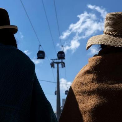 LA PAZ, BOLÍVIA, 16/05/2019No dia 20 de maio de 2014 foi inaugurada uma linha de teleférico entre as cidades de El Alto e La Paz. Hoje, com várias linhas coloridas que cortam os céus  da cidade mais alta das Américas, o teleférico é considerado a maior rede e mais alta do mundo. As milhares de pessoas que andam todos os dias, além de contribuir com o transporte limpo, fogem do trânsito caótico da capital boliviana que por muitas vezes é apelidada de Mumbai das Américas, graças a semelhança com o trânsito conturbado e barulhento.(Lucas Amorelli/Agência RBS)