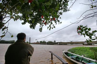  PORTO ALEGRE - BRASIL - Trecho da nova ponte do Guaíba foi construído mais baixo do que determinam normas técnicas (FOTO: LAURO ALVES)