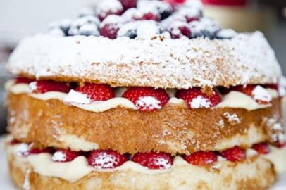 Naked Cake: bolo sem cobertura deixa à mostra pão de ló e recheio.