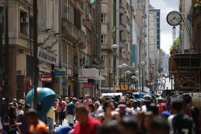  PORTO ALEGRE, RS, BRASIL, 24-12-2016: Movimento de compras natalinas de última hora, no centro de Porto Alegre. Na foto, Rua dos Andradas (Rua da Praia) (FOTO FÉLIX ZUCCO/AGÊNCIA RBS, Editoria de Notícias).