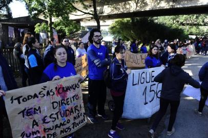  PORTO ALEGRE, RS, BRASIL,06/06/2019- Protesto dos moradores da ilha dos Marinheiros, reivindicando melhorias nas condições de transporte dos estudantes. (FOTOGRAFO: RONALDO BERNARDI / AGENCIA RBS)