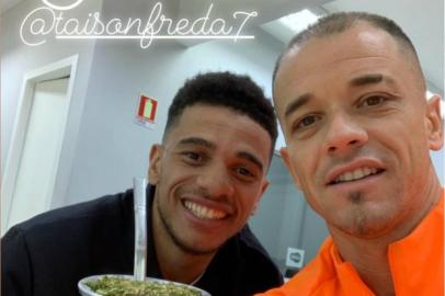 D'Alessandro publicou foto em rede social ao lado de Taison, que visitou vestiário do Inter