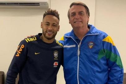 Presidente Jair Bolsonaro posa com o jogador Neymar