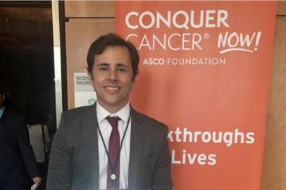  Aos 33 anos, Pedro Isaacsson Velho, oncologista do Serviço de Oncologia do Hospital Moinhos de Vento, de Porto Alegre, foi o primeiro brasileiro a receber o prêmio Global Young Investigator, concedido a jovens pesquisadores pela American Society of Clinical Oncology (ASCO), autoridade mundial no assunto. O destaque foi dado ao especialista em função do estudo que ele conduz sobre imunoterapia aplicada ao câncer de próstata.