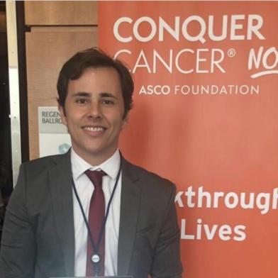  Aos 33 anos, Pedro Isaacsson Velho, oncologista do Serviço de Oncologia do Hospital Moinhos de Vento, de Porto Alegre, foi o primeiro brasileiro a receber o prêmio Global Young Investigator, concedido a jovens pesquisadores pela American Society of Clinical Oncology (ASCO), autoridade mundial no assunto. O destaque foi dado ao especialista em função do estudo que ele conduz sobre imunoterapia aplicada ao câncer de próstata.