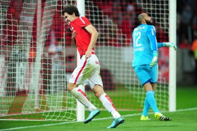 PORTO ALEGRE, RS, BRASIL - 03-10-2015 - Jogo entre Internacional x Sport-Recife, válido pela 29ª rodada do Campeonato Braileiro 2015, no estádio Beira-Rio. O volante do Inter Rodrigo Dourado, comemora seu primeiro gol com a camisa do Inter pelo profissional, e que deu a vitória sobre a equipe do Sport. (FOTO: DIEGO VARA/AGÊNCIA RBS)