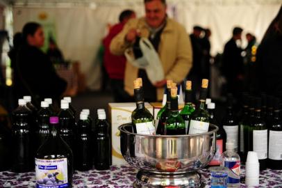  CAXIAS DO SUL, RS, BRASIL, 02/06/2017 - Os amantes do vinho e entusiastas do setor vitivinícola poderão aproveitar, a partir desta sexta-feira, a comercialização de bebidas à base de uva com preços promocionais na Praça Dante Alighieri, em Caxias do Sul. O evento segue até domingo. São esperadas 25 mil pessoas. (Marcelo Casagrande/Agência RBS)