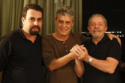  Brasília- DF, Brasil- Guilherme Boulos do Movimento dos Trabalhadores Sem Teto (MTST), o músico Chico Buarque, o e-x-presidente Lula, acompanhados de um militante as vésperas da defesa de Dilma Rousseff no Senado. Foto: Ricardo Stuckert/ Instituto Lula