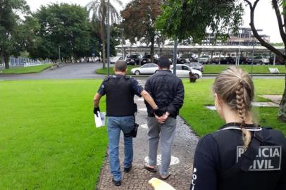  Agentes da Polícia Civil de Estância Velha foram até Foz do Iguaçu buscar Davi Mello, preso na Argentina. (Foto: POLÍCIA CIVIL / DIVULGAÇÃO)