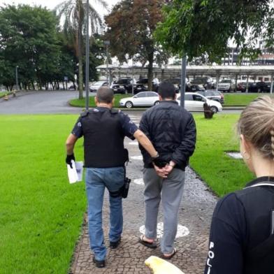  Agentes da Polícia Civil de Estância Velha foram até Foz do Iguaçu buscar Davi Mello, preso na Argentina. (Foto: POLÍCIA CIVIL / DIVULGAÇÃO)