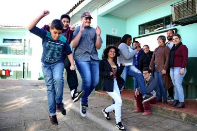  VIAMÃO,  RS, BRASIL, 07/06/2019- Escola Adonis Dos Santos de Viamão concorre a prêmio de 30 mil reais, concedidos pelo Instituto MRV na ação Educar para Transformar. Na foto- bem a frente de óculos escuros, o professor Marcio Kinzetsk. Senhora  de casaco marrom, Diretora Sandra Cunha Murillo. (FOTOGRAFO: FERNANDO GOMES / AGENCIA RBS)