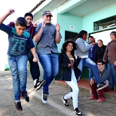  VIAMÃO,  RS, BRASIL, 07/06/2019- Escola Adonis Dos Santos de Viamão concorre a prêmio de 30 mil reais, concedidos pelo Instituto MRV na ação Educar para Transformar. Na foto- bem a frente de óculos escuros, o professor Marcio Kinzetsk. Senhora  de casaco marrom, Diretora Sandra Cunha Murillo. (FOTOGRAFO: FERNANDO GOMES / AGENCIA RBS)