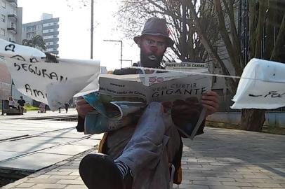 Espetáculo O Andarilho, da Cia. Garagem de Teatro, de Caxias do Sul