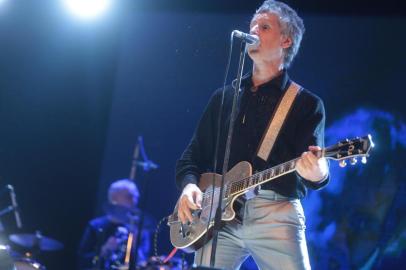  PORTO ALEGRE, RS, BRASIL - 2017.09.23 - Festival reúne diferentes gerações do rock gaúcho em Porto Alegre. Show de Nei Van Soria. - A capital gaúcha recebe na noite deste sábado (23) e no domingo (24) o Festival do Rock Gaúcho. O evento, realizado no Auditório Araújo Vianna, é um projeto de Nei Van Soria que tem como objetivo reunir diferentes gerações do estilo musical. (Foto: ANDRÉ ÁVILA/ Agência RBS)