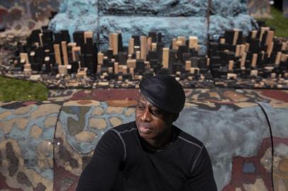 SCULPTOR-SHEETS-ART-LSPR-060419Leonardo Drew with his new installation âCity in the Grassâ at Madison Square Park in New York, May 21, 2019. The sculptorâs first outdoor work is a patterned carpet of a cityscape created from wood, aluminum and colored sand. (Todd Heisler/The New York Times)Editoria: ELocal: NEW YORKIndexador: TODD HEISLERFonte: NYTNSFotógrafo: STF