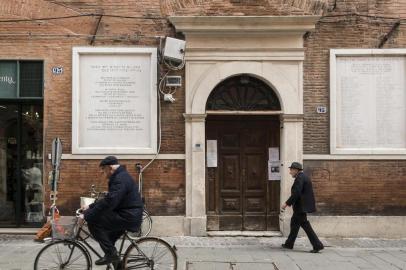 This 1603 synagogue building in Ferrara, Italy, is being repaired for damage from the2012 earthquake. The plaquescommemorate Holocaust victims from Ferrara.FERRARA, Italy -- BC-TRAVEL-TIMES-JEWISH-MUSEUM-ART-NYTSF -- This 1603 synagogue building in Ferrara, Italy, is being repaired for damage from the 2012 earthquake. The plaques commemorate Holocaust victims from Ferrara.(CREDIT: Susan Wright/The New York Times)--ONLY FOR USE WITH ARTICLE SLUGGED -- BC-TRAVEL-TIMES-JEWISH-MUSEUM-ART-NYTSF -- OTHER USE PROHIBITED.Editoria: TRALocal: FerraraIndexador: Susan WrightFonte: NYTNSFotógrafo: STR