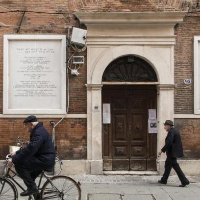 This 1603 synagogue building in Ferrara, Italy, is being repaired for damage from the2012 earthquake. The plaquescommemorate Holocaust victims from Ferrara.FERRARA, Italy -- BC-TRAVEL-TIMES-JEWISH-MUSEUM-ART-NYTSF -- This 1603 synagogue building in Ferrara, Italy, is being repaired for damage from the 2012 earthquake. The plaques commemorate Holocaust victims from Ferrara.(CREDIT: Susan Wright/The New York Times)--ONLY FOR USE WITH ARTICLE SLUGGED -- BC-TRAVEL-TIMES-JEWISH-MUSEUM-ART-NYTSF -- OTHER USE PROHIBITED.Editoria: TRALocal: FerraraIndexador: Susan WrightFonte: NYTNSFotógrafo: STR