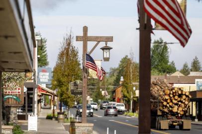 Sisters, Ore., a charming ranch town north of Bend, is graced with Old West-style storefronts and an annual rodeo.SISTERS, Ore. ¿ BC-TRAVEL-TIMES-36-ORE-CITY-ART-NYTSF ¿ Sisters, Ore., a charming ranch town north of Bend, is graced with Old West-style storefronts and an annual rodeo. Residents of Bend unite around the core conviction that they live in a beautiful place. But great beauty also inspires an undercurrent of concern that this mountain town¿s natural splendor will be imperiled if too many people show up and spoil the place. A popular local bumper sticker reads, ¿Bend Sucks, Don¿t Move Here,¿ and Visit Bend, the local tourism promotion board, has launched a campaign asking visitors to take ¿The Bend Pledge,¿ essentially warning them against rotten behavior with the lure of a free trip to ¿ where else? ¿ Bend. (CREDIT: Leah Nash/The New York Times)..--..ONLY FOR USE WITH ARTICLE SLUGGED -- BC-TRAVEL-TIMES-36-ORE-CITY-ART-NYTSF -- OTHER USE PROHIBITED.Editoria: TRALocal: SistersIndexador: Leah NashFonte: NYTNSFotógrafo: STR