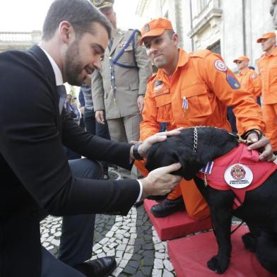  PORTO ALEGRE, RS, BRASIL - 2019.06.07 - Homenagem  prestada pelo governador Eduardo Leite a cães, bombeiros e perita do IGP que estiveram em Brumadinho, auxiliando na tragédia. (Foto: ANDRÉ ÁVILA/ Agência RBS)