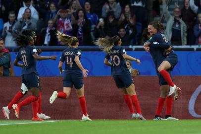  Frances defender Wendie Renard (2ndR) is congratulated by teammates after scoring a goal during the France 2019 Womens World Cup Group A football match between France and South Korea, on June 7, 2019, at the Parc des Princes stadium, in Paris. (Photo by Lionel BONAVENTURE / AFP)Editoria: SPOLocal: ParisIndexador: LIONEL BONAVENTURESecao: soccerFonte: AFPFotógrafo: STF