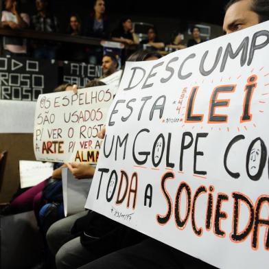  CAXIAS DO SUL, RS, BRASIL, 28/11/2017. Cultura e educação protestam em conjunto. Artistas e produtores culturais acompanham a abertura da sessão da Câmara de Vereadores para pressionar o poder público a cumprir a lei do Financiarte, enquanto professores e funcionários de escolas infantis pressionam contra a demissão e reajuste salarial de sua classe. (Diogo Sallaberry/Agência RBS)