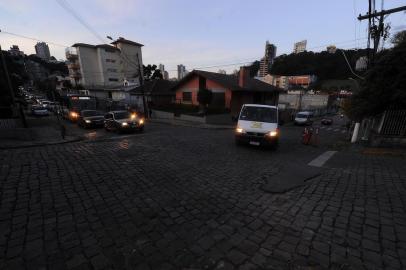  CAXIAS DO SUL, RS, BRASIL, 07/06/2019 - Por conta de obras na Avenida São Leopoldo, motoristas precisam desviar pelo interior do bairro, o que provoca congestionamento.  NA FOTO: em frenta a escola Maria Luiza rosa. (Marcelo Casagrande/Agência RBS)