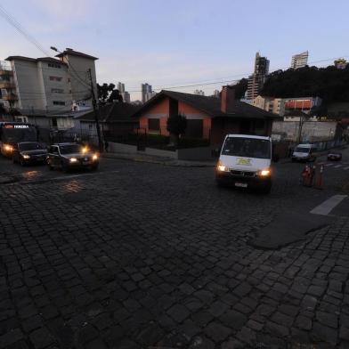  CAXIAS DO SUL, RS, BRASIL, 07/06/2019 - Por conta de obras na Avenida São Leopoldo, motoristas precisam desviar pelo interior do bairro, o que provoca congestionamento.  NA FOTO: em frenta a escola Maria Luiza rosa. (Marcelo Casagrande/Agência RBS)