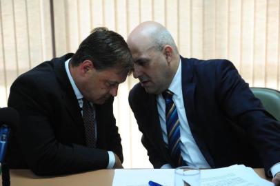  Caxias do Sul, RS, Brasil. Comissão Processante do Pedido de Impeachment do prefeito Daniel Guerra. Sessão presidida por Édio Eloi Frizzo, ouve  Julio Cesar Freitas, secretário de governo. NA FOTO,  JULIO CESAR FREITAS COM O advogado Heron Fagundes AO TÉRMINO DA OITIVA. (Roni Rigon/Pioneiro).