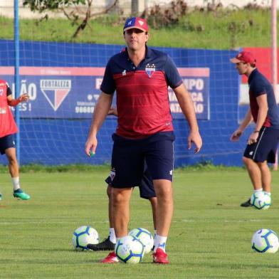 Treino do FortalezaFORTALEZA,CE,24.04.2019:TREINO-FORTALEZA-FUTEBOL - O tÃ©cnico Rogerio Ceni durante treino do Fortaleza no Centro de Treinamento Ribamar Bezerra, em MaracanaÃº (CE), nesta quarta-feira (24). A equipe se prepara para enfrentar o Palmeiras, em partida vÃ¡lida pelo Campeonato Brasileiro 2019. (Foto: Xandy Rodrigues/Futura Press/Folhapress) 