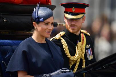 Britains Meghan, Duchess of Sussex (L) and Britains Prince Harry, Duke of Sussex (R) return to Buckingham Palace after the Queens Birthday Parade, Trooping the Colour, in London on June 8, 2019. - The ceremony of Trooping the Colour is believed to have first been performed during the reign of King Charles II. Since 1748, the Trooping of the Colour has marked the official birthday of the British Sovereign. Over 1400 parading soldiers, almost 300 horses and 400 musicians take part in the event. (Photo by Daniel LEAL-OLIVAS / AFP) (L-R) Albert Windsor, Britains Prince William, Duke of Cambridge holding Prince Louis, Prince George, Princess Charlotte and Britains Catherine, Duchess of Cambridge stand with other members of the Royal Family on the balcony of Buckingham Palace to watch a fly-past of aircraft by the Royal Air Force, in London on June 8, 2019. - The ceremony of Trooping the Colour is believed to have first been performed during the reign of King Charles II. Since 1748, the Trooping of the Colour has marked the official birthday of the British Sovereign. Over 1400 parading soldiers, almost 300 horses and 400 musicians take part in the event. (Photo by Daniel LEAL-OLIVAS / AFP)