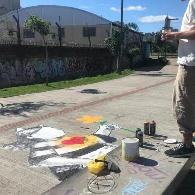 Lucas Leite trabalhanho na Praça das Feiras