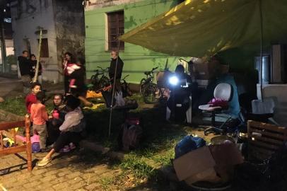 Ocupação Baronesa - Famílias retiradas de imóvel da prefeitura acampam em frente ao local.