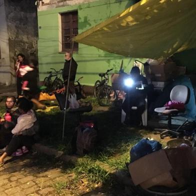 Ocupação Baronesa - Famílias retiradas de imóvel da prefeitura acampam em frente ao local.