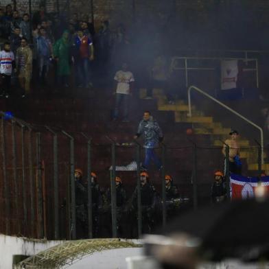 Grêmio enfrenta o Fortaleza no EStádio Centenário, em Caxias do Sul, pela oitava rodada do Brasileirão. Na foto, a polícia protege a torcida do Fortaleza após um torcedor do Grêmio arremessar um rojão contra a arquibancada do adversário