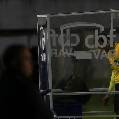 Grêmio enfrenta o Fortaleza no Estádio Centenário, em Caxias do Sul, pela oitava rodada do Brasileirão. Na foto, o árbitro Sávio Pereira Sampaio consulta o árbitro de vídro (VAR)