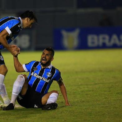 Grêmio enfrenta o Fortaleza no Estádio Centenário, em Caxias do Sul, pela oitava rodada do Brasileirão. Na foto, Maicon e Geromel