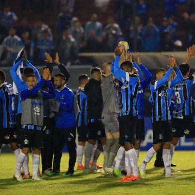 Grêmio enfrenta o Fortaleza no Estádio Centenário, em Caxias do Sul, pela oitava rodada do Brasileirão. Na foto, jogadores do Grêmio comemoram a vitória